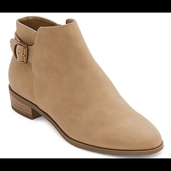 Shoes - Women's boots. Size 8